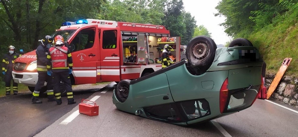 Perde il controllo dell’auto, sbatte contro il muro e si ribalta: tre giovani 20enni all’ospedale